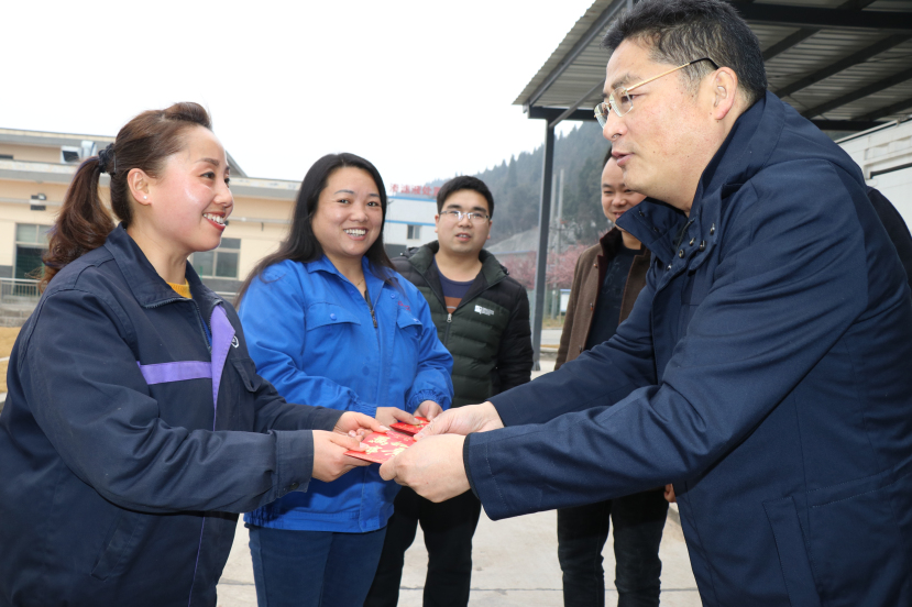 新春送祝福，真情暖人心，新世界娱乐城
领导送温暖到一线