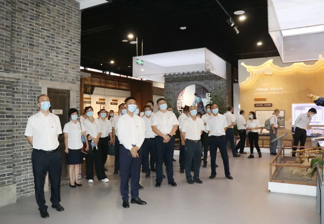 走进天府家风馆 以纯正家风涵养清正企风——新世界娱乐城
赴天府家风馆参观学习