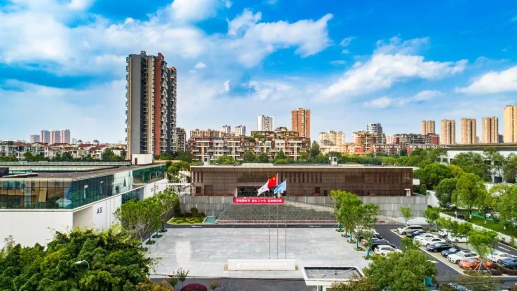 真情献礼二十大 踔厉奋发向未来——新世界娱乐城
举行升旗仪式