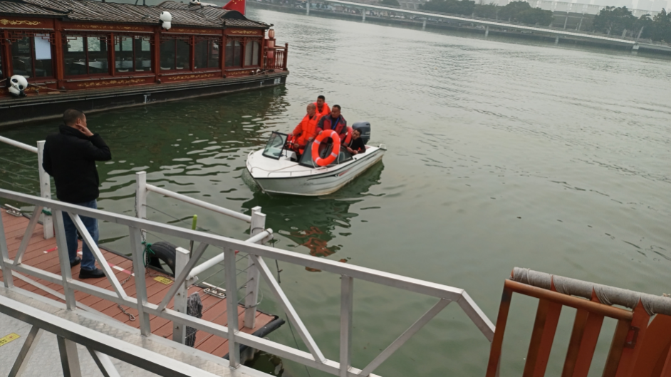 好样的！女子跳水轻生，新世界娱乐城
员工挺身相救！