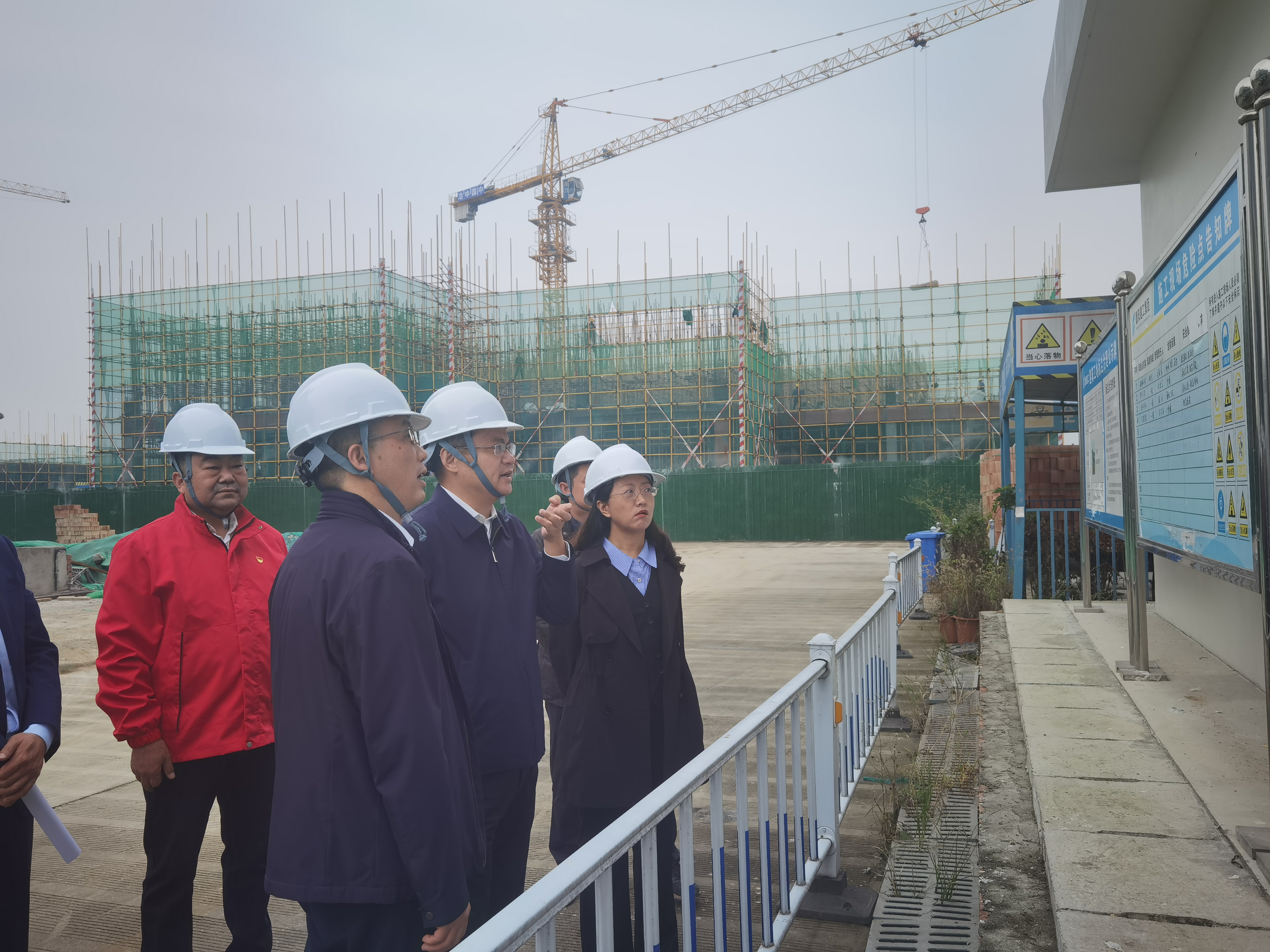 绵竹市委书记王宏一行调研剑竹酒业生产基地