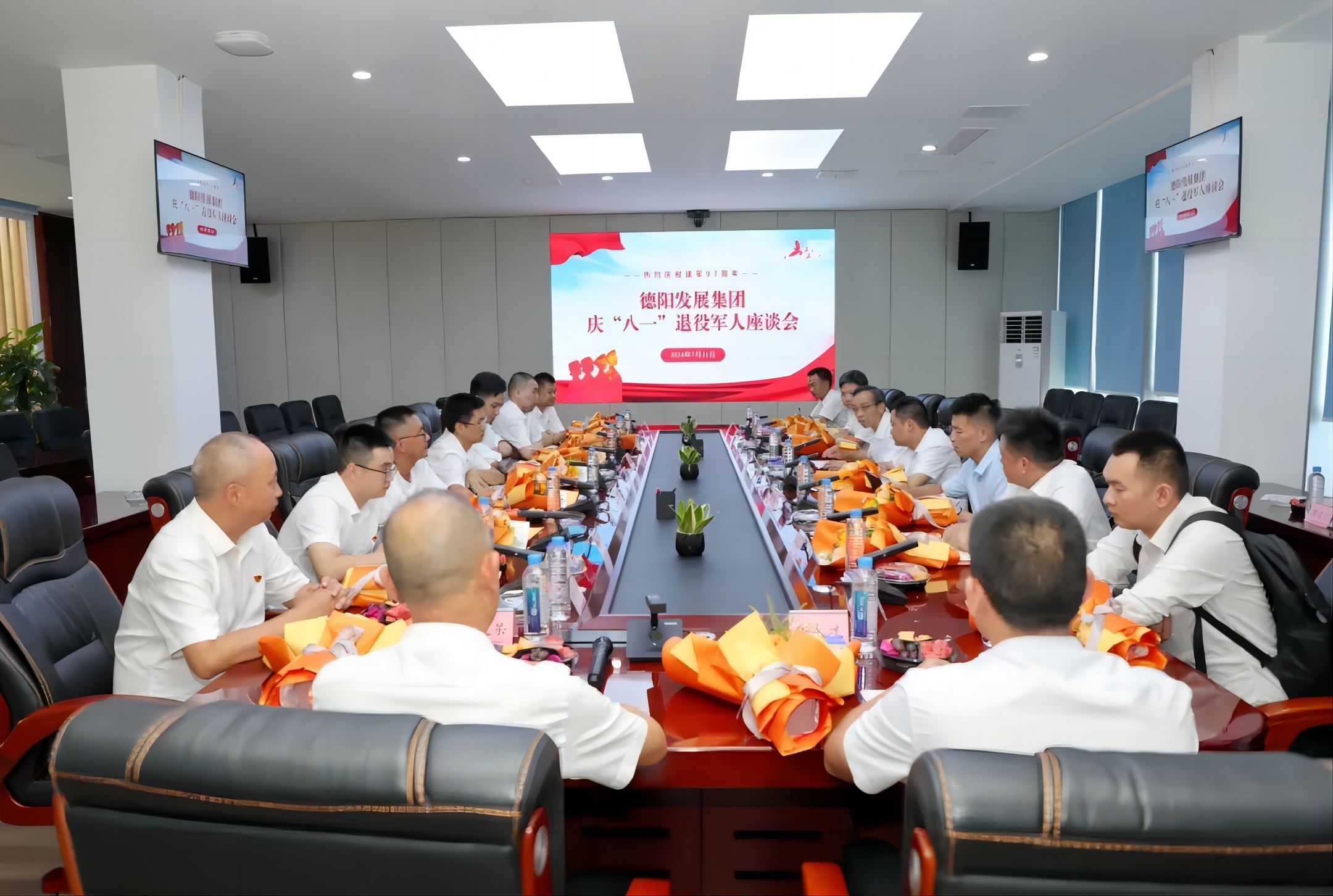 “老兵，发展有你会更好” ——新世界娱乐城
召开庆祝“八一”建军节座谈会